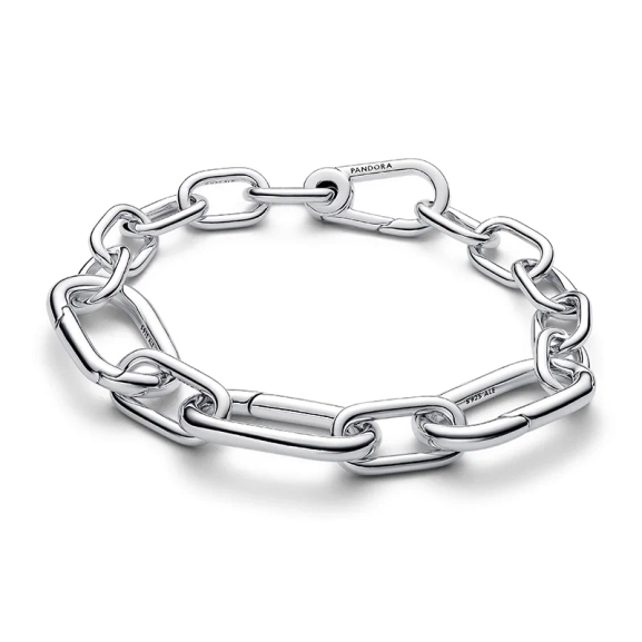 Djärvt länkkedjearmband från Pandora ME i sterlingsilver för en modig och personlig stil. Skapa ett vågat intryck med detta imponerande armband som ger en känsla av självförtroende och unikhet.