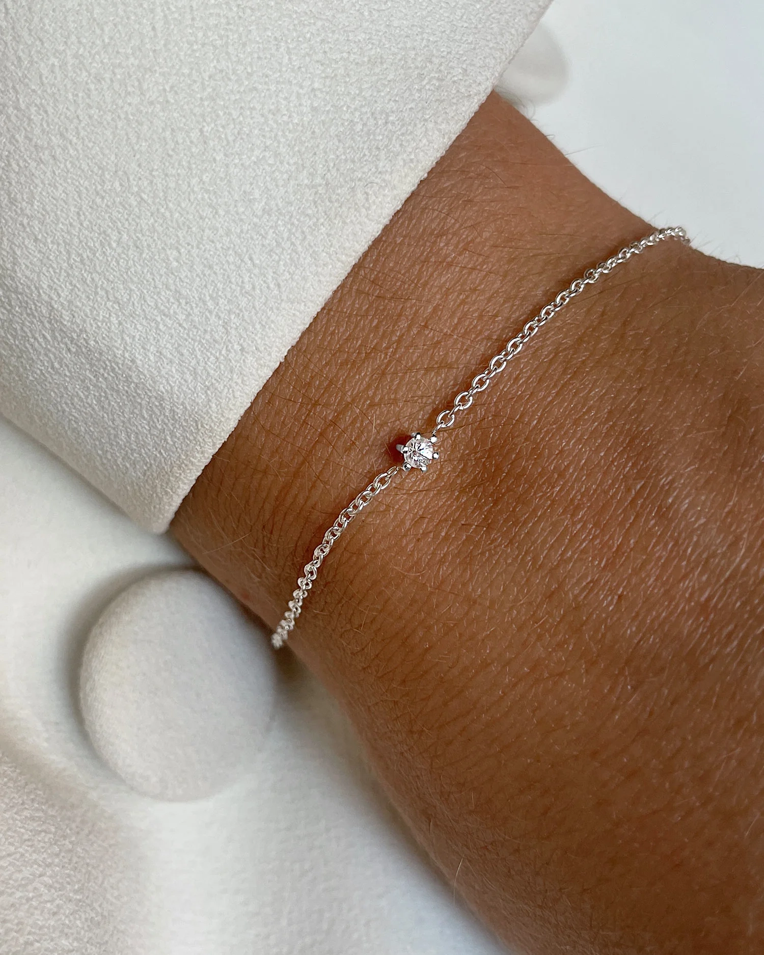 ett elegant silverarmband med vit topas