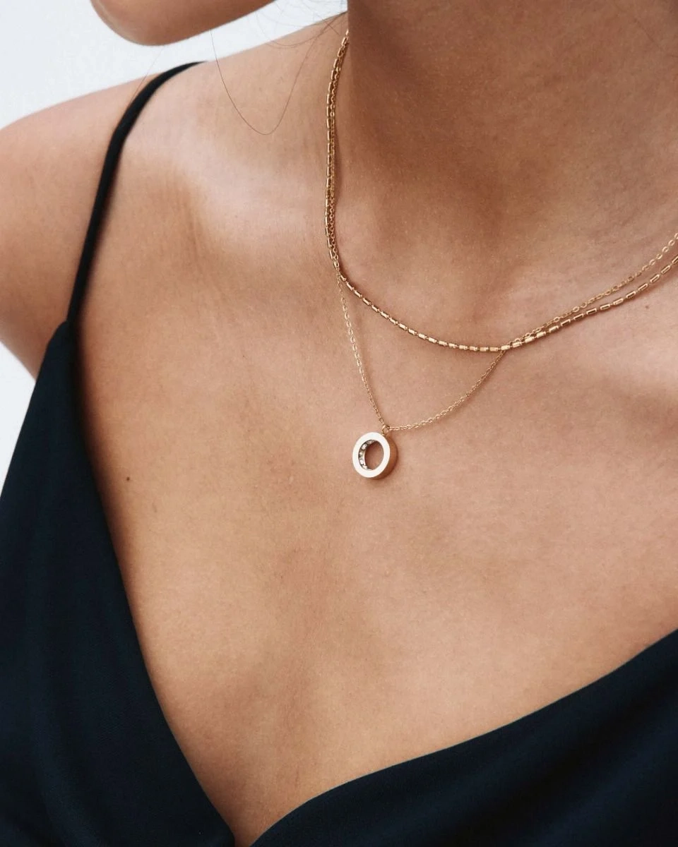 avlånga rektangulära länkar som reflekterar ljuset.