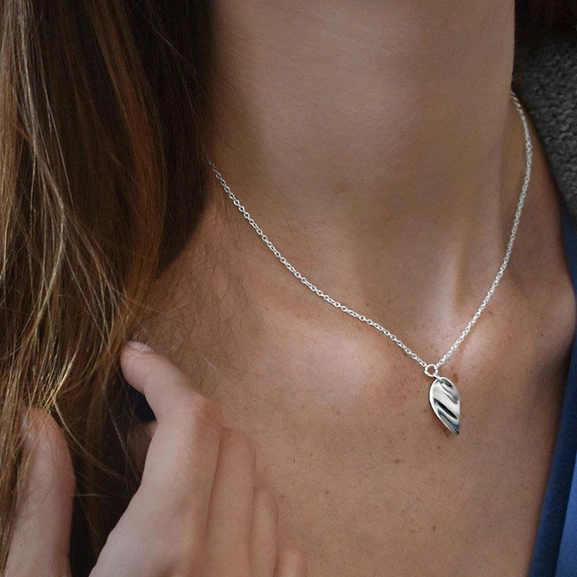 Aqua Small Single Necklace - Drakenberg Sjölin Halsband - Snabb frakt & paketinslagning - Nordicspectra.se