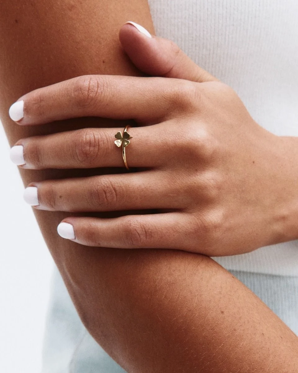 Ring i 14K guldplätering med stiliserad fyrklöver på tunn kedja