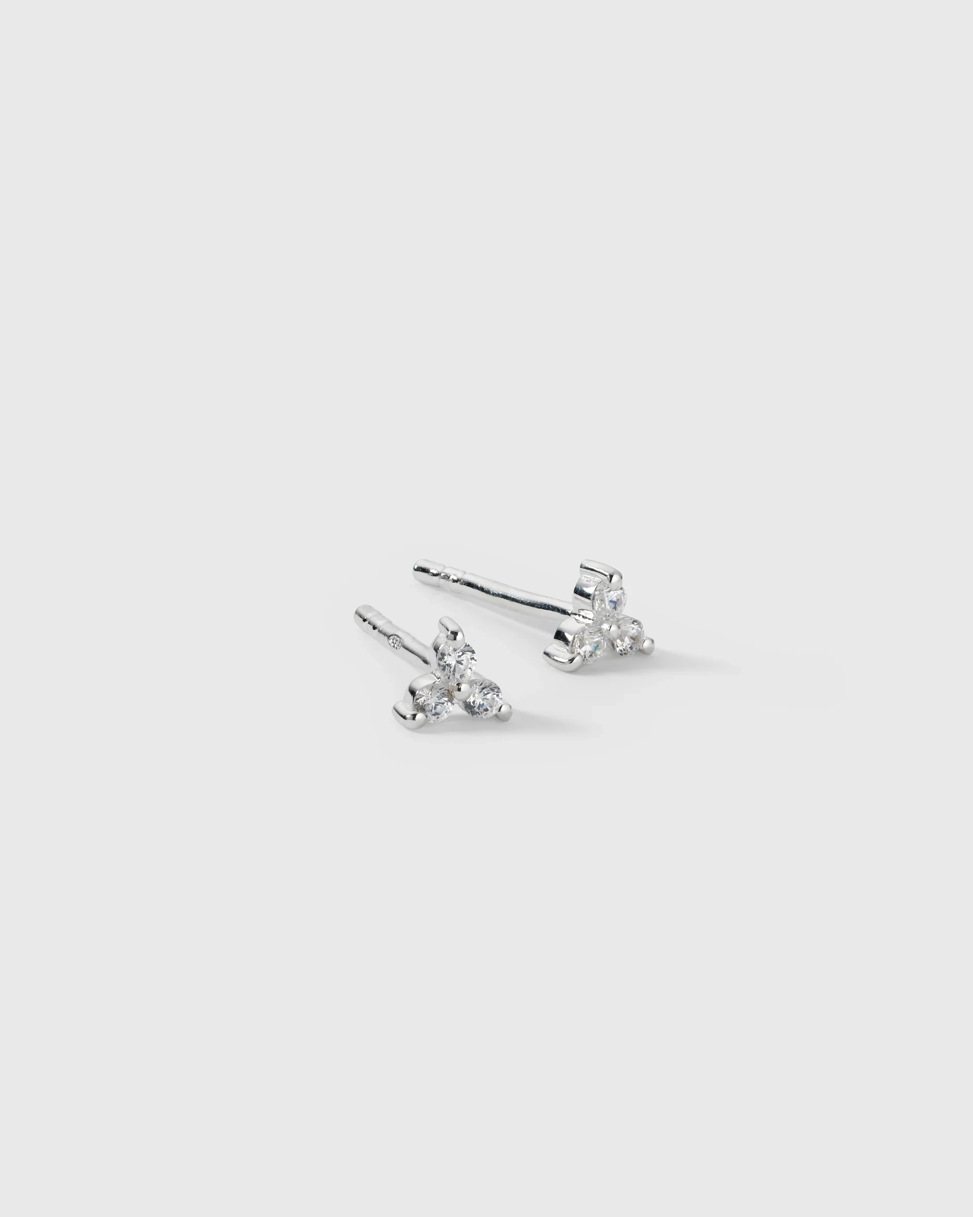 Celestia Studs Set Silver: tre par stilrena silverörhängen med cubic zirconia i olika storlekar från Syster P.