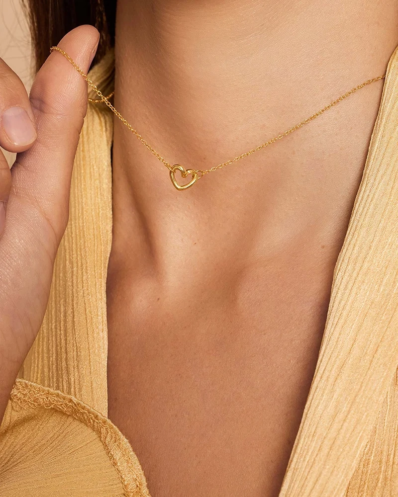 Produktbild av Drakenberg Sjölin Love Vibe Gold presentset med halsband och örhängen i 18K återvunnet guld
