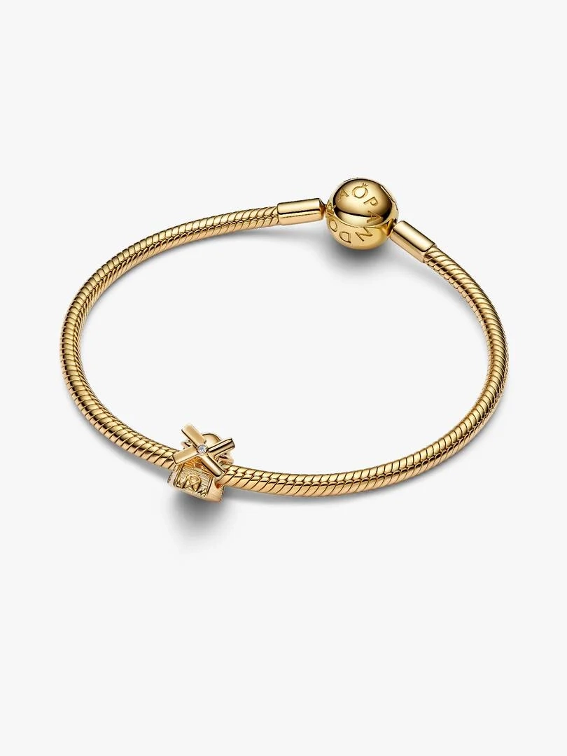 plattiert mit 14 Karat Gold und verziert mit funkelnden Zirkonia.