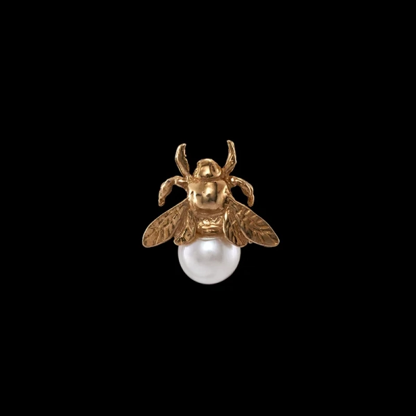 Bumblebee Pearl Ear Stud - Maria Nilsdotter - 1-2 dagars leverans - Nordic Spectra