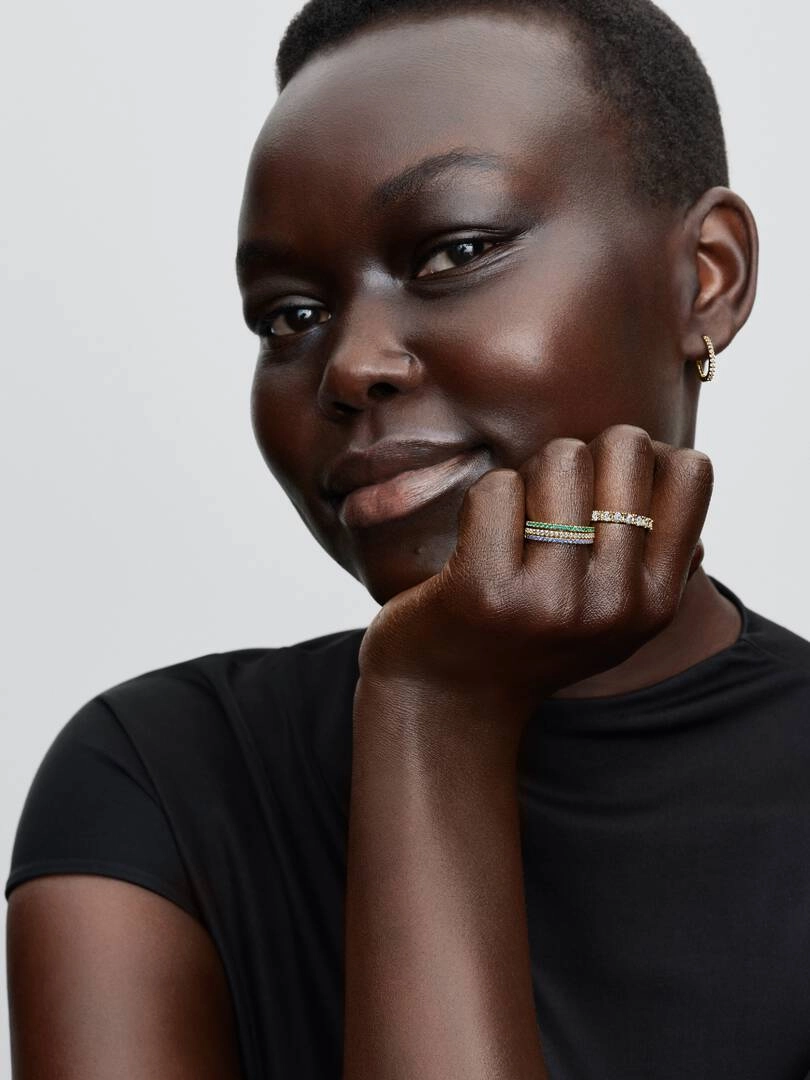 Glittrande Blå Evighetsring Guld från Pandora med blå cubic zirconia-stenar på 14K guldpläterad yta.