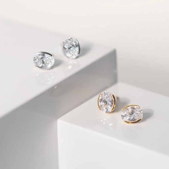 med gnistrande Cubic Zirconia i 18K guldpläterat silver.