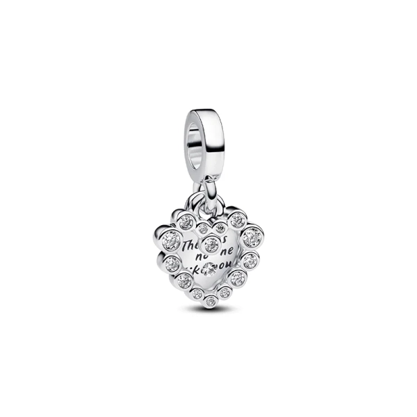 Mamma Sparkling Double Pendant Charm aus Sterlingsilber mit herzförmigen Anhängern und funkelnden Steinen. Ein wunderschönes Schmuckstück
