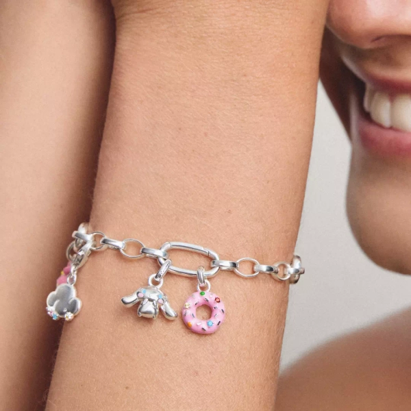 liten donutformad berlock i silverpläterad legering med färgglada cubic zirconia-stenar och ögla för kedja.