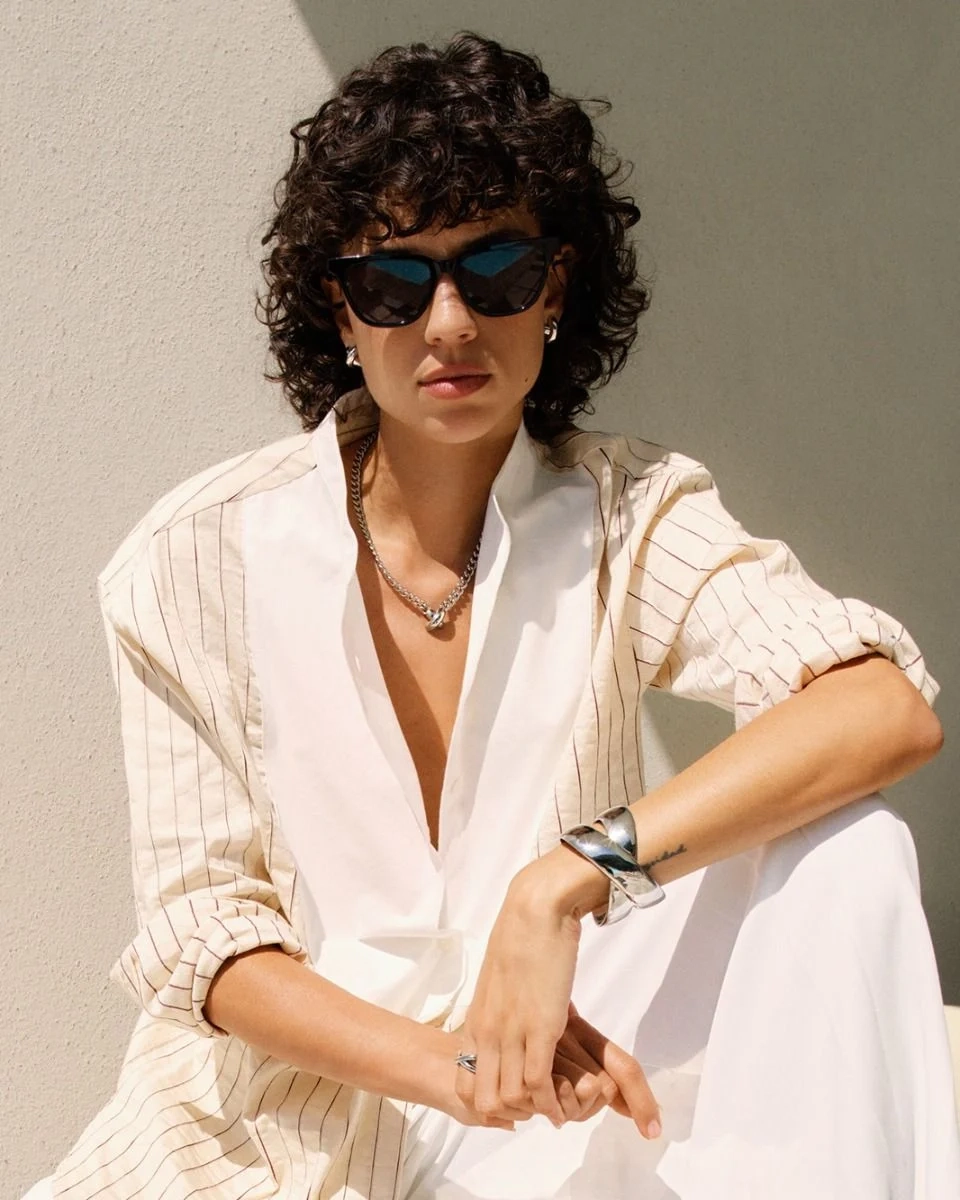 Halsband i blankt rostfritt stål med kraftig kedja och ett stilrent X-motiv i centrum