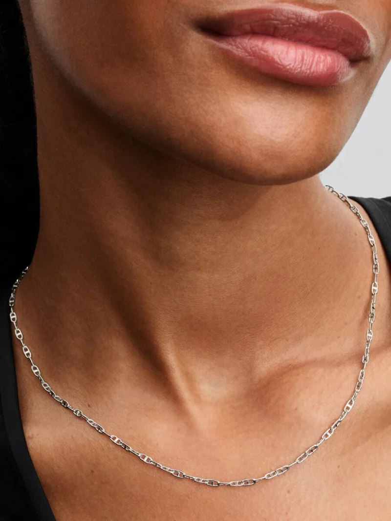 Ankarkedja Halsband från Pandora - Skapa en stilfull och personlig känsla med detta vackra smycke som ger din outfit en elegant prägel.