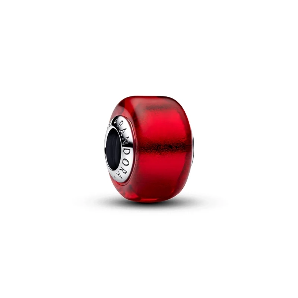 Als Symbol minimalistischer Raffinesse und zeitloser Eleganz wird der rote Murano-Glas-Charm von Pandora in Sterlingsilber Ihren Alltag mit seiner außergewöhnlichen Schönheit bereichern.
