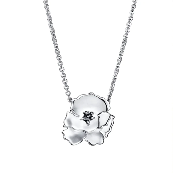 Anemone Necklace i silver med en delikat blomma