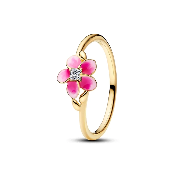 Disney Moana Blomma Ring Guld från Pandora med rosa emaljblomma och gnistrande sten på guldpläterad yta.