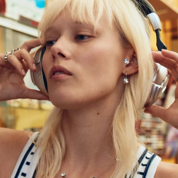 Örhängen i polerat rostfritt stål med stilren ring och avtagbart hänge format som en fyrklöver.