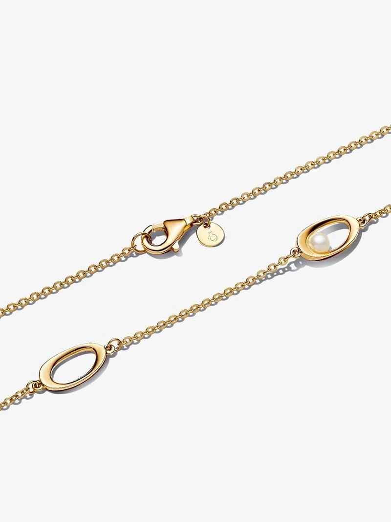 Elegant halsband med vit sötvattenspärla pläterat i 14 karat guld från Pandora Essence kollektionen. Idealiskt för att komplettera din stil med en subtil känsla av lyx och elegans.