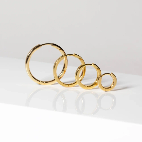 eleganta och smala örhängen i 18K guldpläterat silver