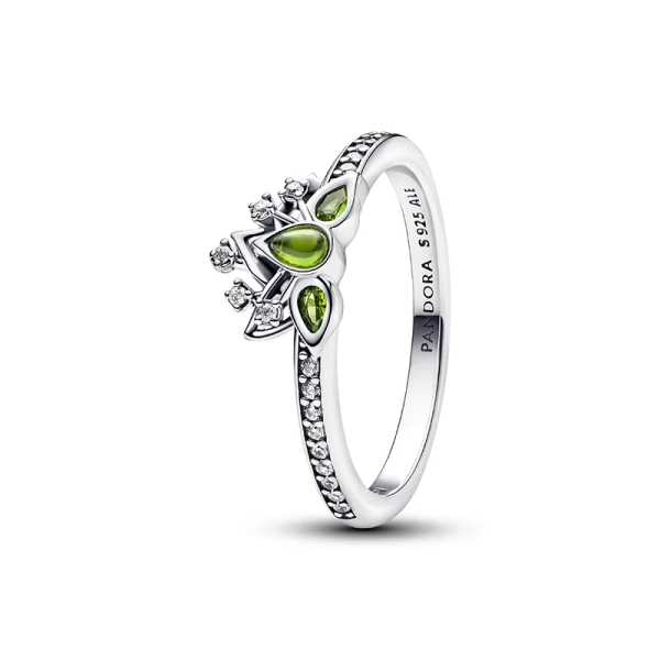 Prinsessring inspirerad av Disneyprinsessan Tiana med ljusgröna kristaller och kubisk zirkonia i liljeformad kudde. Tillverkad i sterlingsilver. Idealisk som personlig talisman.