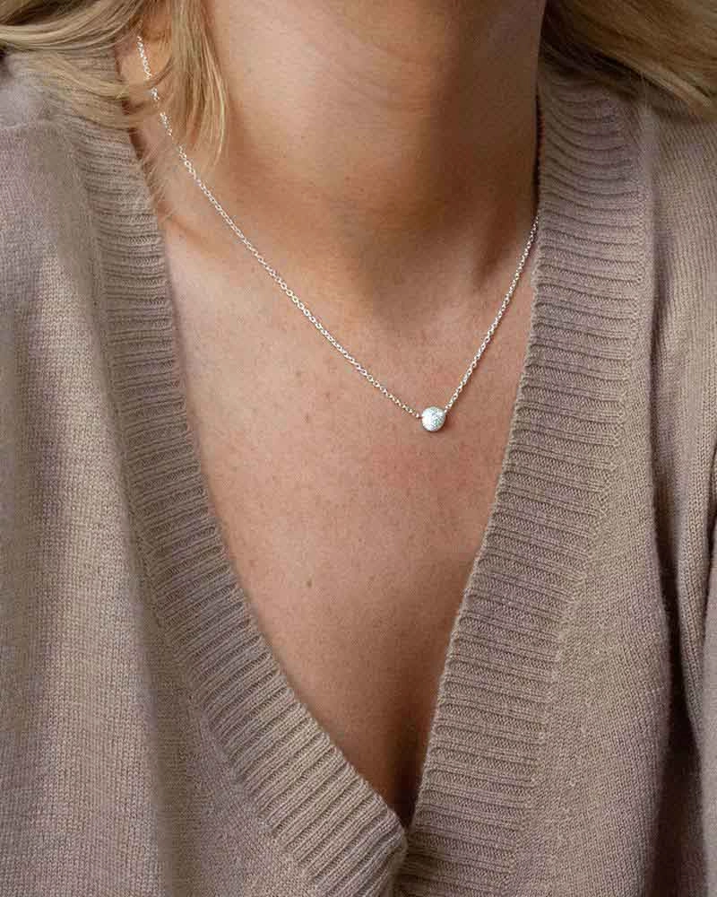 Stardust Shine Drop Necklace - Drakenberg Sjölin Halsband - Snabb frakt & paketinslagning - Nordicspectra.se