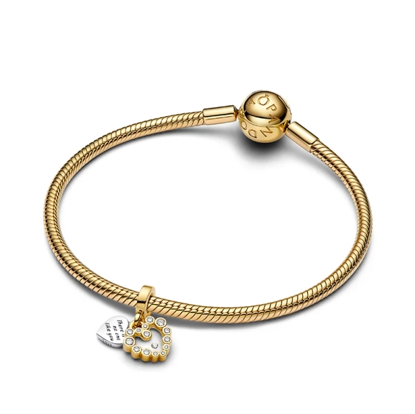 Mamma Glittrande Dubbel Hängberlock Guld. En hyllning till moderskapets kraft och kärlekens djup. Hjärtformade berlocker i sterlingsilver och 14 karat guld