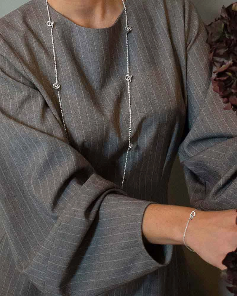 Le Knot Medium Necklace Long - Drakenberg Sjölin Halsband - Snabb frakt & paketinslagning - Nordicspectra.se
