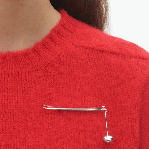 SS25_ECOM_ON-MODEL_VIVIANNA_BLOOM_BROOCH 3_3531790_Close-ups