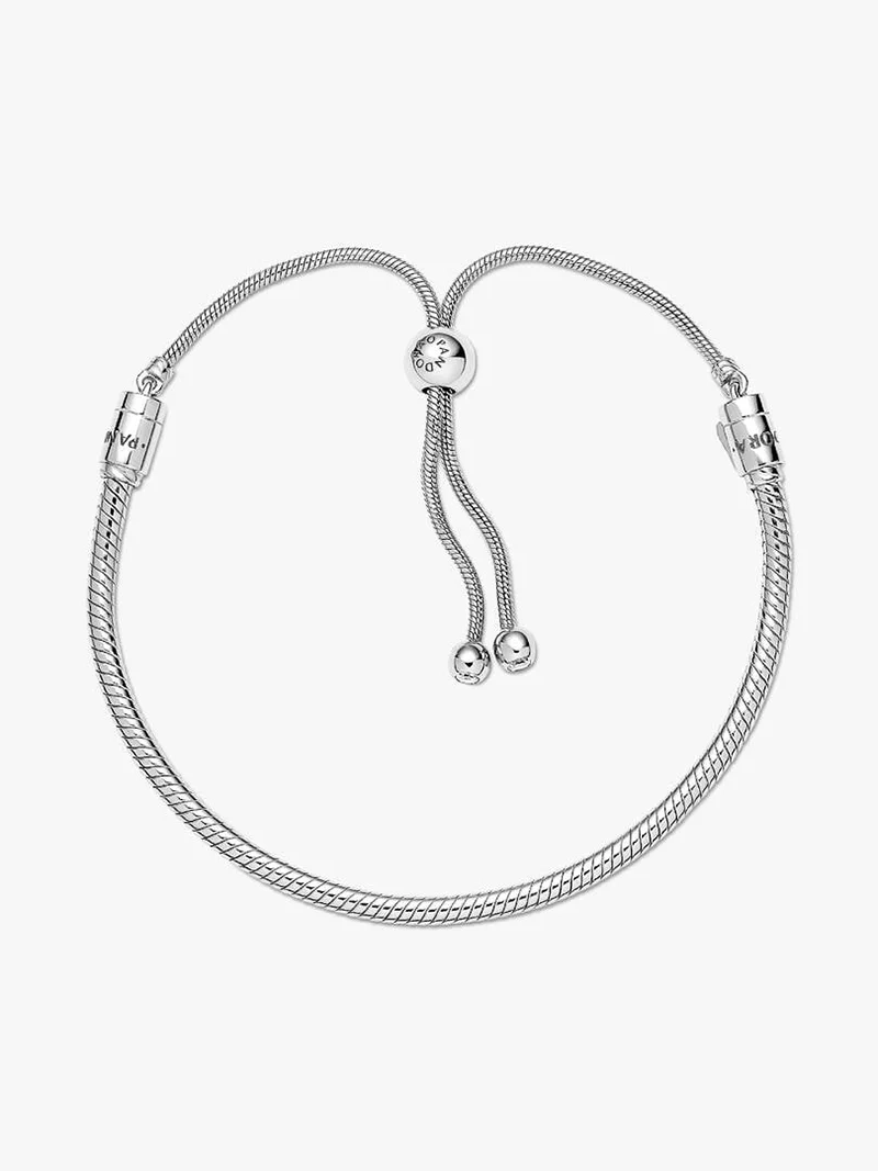 Pandora Moments Sliding Ormkedjearmband i sterlingsilver med gnistrande cubic zirconia-stenar och justerbart lås.