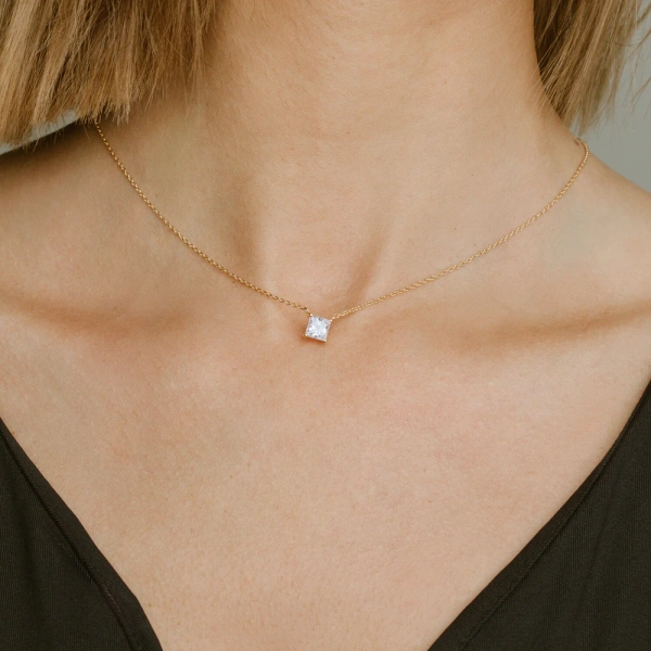 elegantes 18 Karat vergoldetes Silber mit funkelndem Zirkonia-Stein.