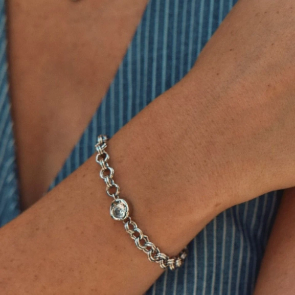 elegant och ljusreflekterande.