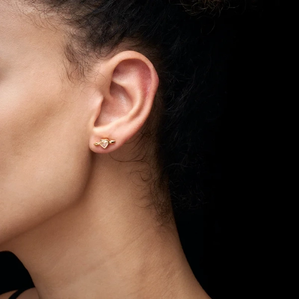 Pierced Heart Ear Stud Clear Quartz Gold - Maria Nilsdotter - 1-2 dagars leverans - Nordic Spectra