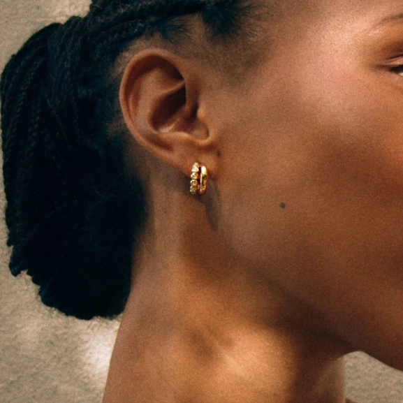 en slät och en med gnistrande stenar