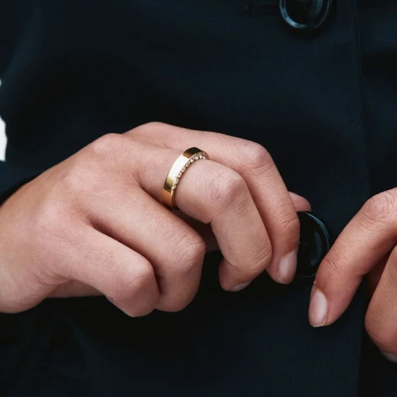 Guldfärgad ring i 14K guldpläterat stål med gnistrande cubic zirconia-stenar från Edblads Monarch-kollektion.