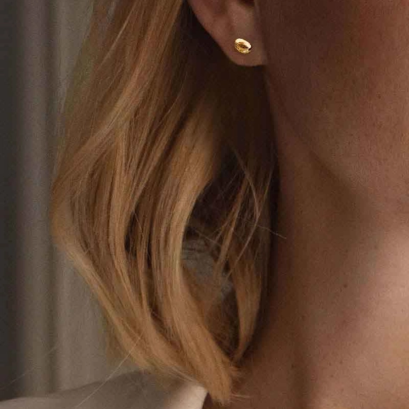 Morning Dew Petite Studs Gold - Drakenberg Sjölin Örhängen - Snabb frakt & paketinslagning - Nordicspectra.se