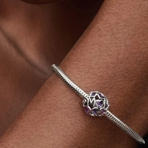 Mamma Lila Hjärtan Öppen Berlock. Transparenta lavendelfärgade emaljhjärtan med sterlingsilverkanter