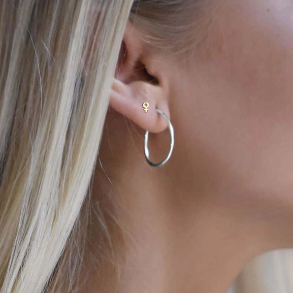 Women Unite Drop Studs Gold - Drakenberg Sjölin Örhängen - Snabb frakt & paketinslagning - Nordicspectra.se