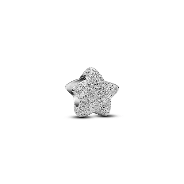 Der Mini Star Sparkling Charm von Pandora aus Sterlingsilber ist ein Symbol für Ihre innere Brillanz und Stärke. Erhellen Sie Ihren Alltag mit einem dezenten Glanz und lassen Sie Ihren inneren Stern mit diesem wunderschönen Charm erstrahlen.