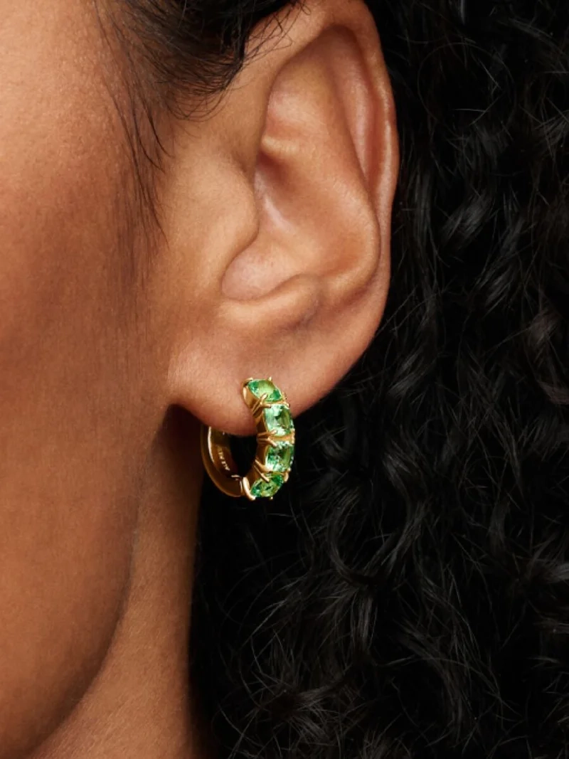 Gröna Hoops Guld från Pandora Timeless - Förgyllda örhängen med vackra gröna stenar för en sofistikerad och glamorös stil.
