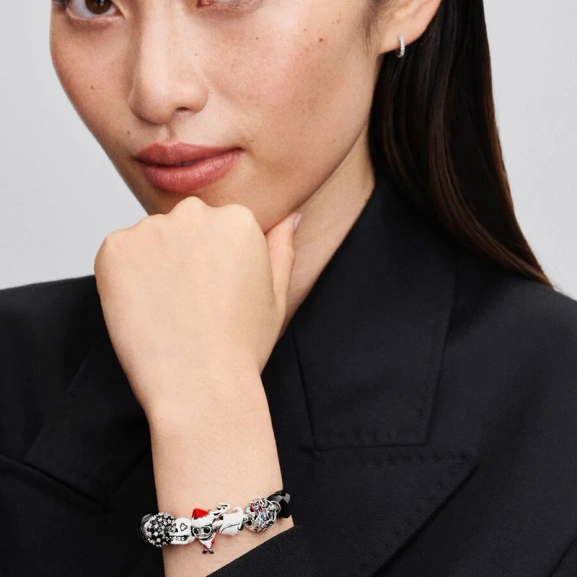 med gnistrande kristaller och emaljdetaljer som fångar Jack Skellingtons karaktär. Subtil touch av glamour till din smyckessamling.