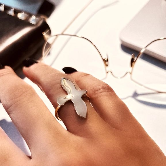 Dove Ring L Gold - Emma Israelsson - Snabb frakt & paketinslagning - Nordic Spectra