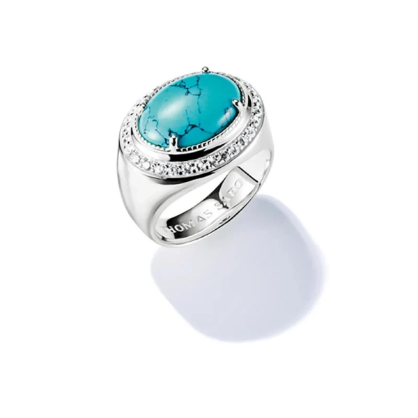 Oval Turkos Ring från Thomas Sabo i återvunnet silver med oval imitationsturkos och gnistrande vita zirkoniastenar.
