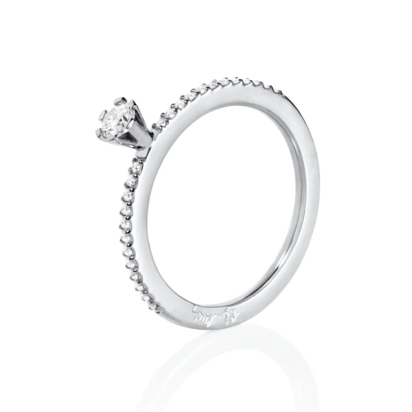 High On Love & Stars Ring i platina med en briljantslipad diamant och pavéinfattade smådiamanter längs den smala skenan