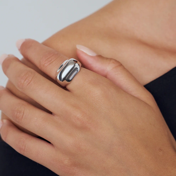 Borsa Pianura Ring från Sif Jakobs i silver med gnistrande cubic zirconia-stenar
