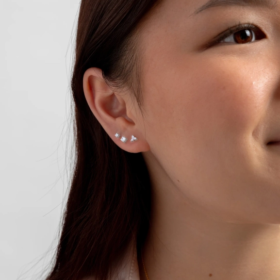 Celestia Studs Set Silver: tre par stilrena silverörhängen med cubic zirconia i olika storlekar från Syster P.