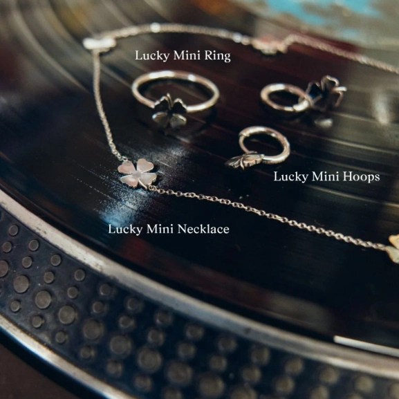 hängande på en tunn kedja från Edblad.