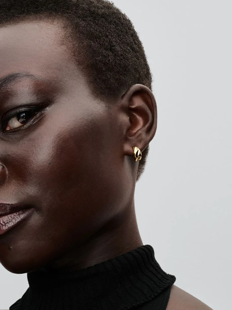 Räfflade öppna hoops i guld från Pandora Essence kollektionen. Skapar en unik känsla med vågigt designmönster och fjärilslås för säker passform hela dagen. Ge din stil en extra glamourös touch.