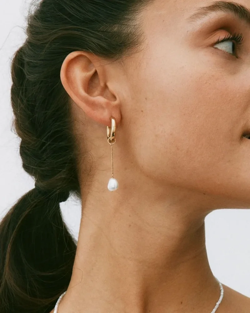 edblad-beach-pearls-hoops-offwhite-gold-pi-127953-5