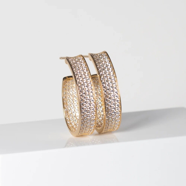 18K kullattua hopeaa.