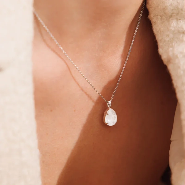 Mini Drop Necklace Rhodium Electric White - Caroline Svedbom - Snabb frakt & paketinslagning - Nordic Spectra