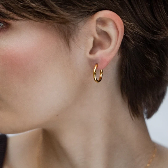 guldfärgade örhängen med en elegant och tidlös design