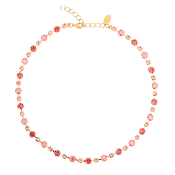 Halsband i guldpläterad mässing med facetterade Swarovski-kristaller i varm korallrosa ton från Caroline Svedbom.
